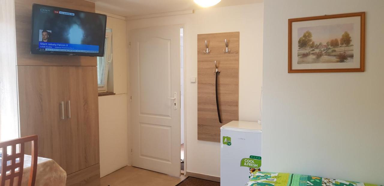 Apartman Koi Apartment Veltrusy Luaran gambar
